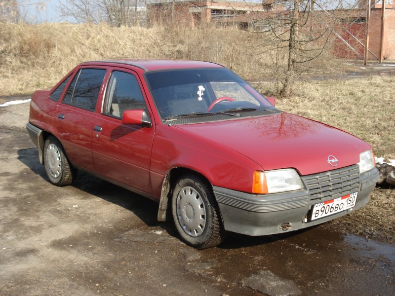 Opel Kadett e седан салон