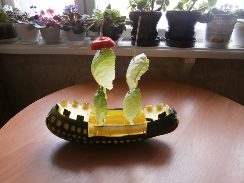 Кораблик из овощей