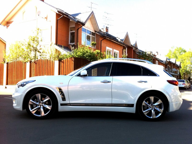 Infiniti FX белая r18