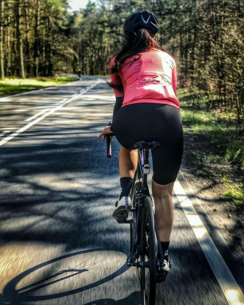 фото девушек на велосипеде со спины