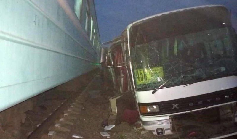 В Казахстане поезд протаранил автобус