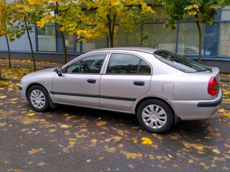 Митсубиси Каризма 2001 хэтчбек