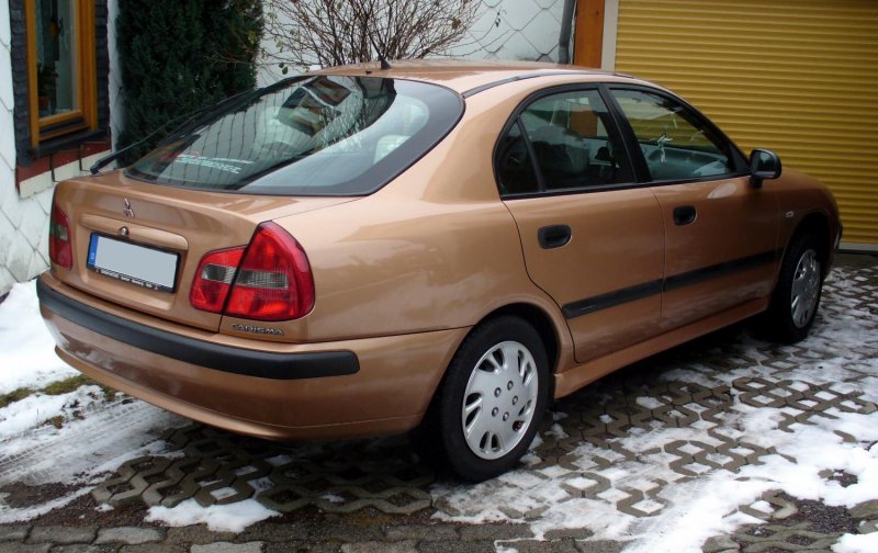 Mitsubishi Carisma серебристая 2002