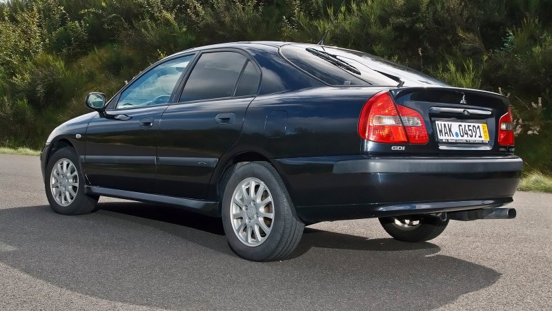Mitsubishi Carisma, 2003 черная хэтчбек