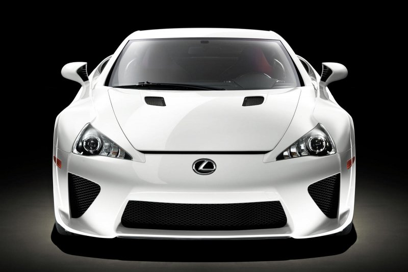 Lexus LFA вид спереди