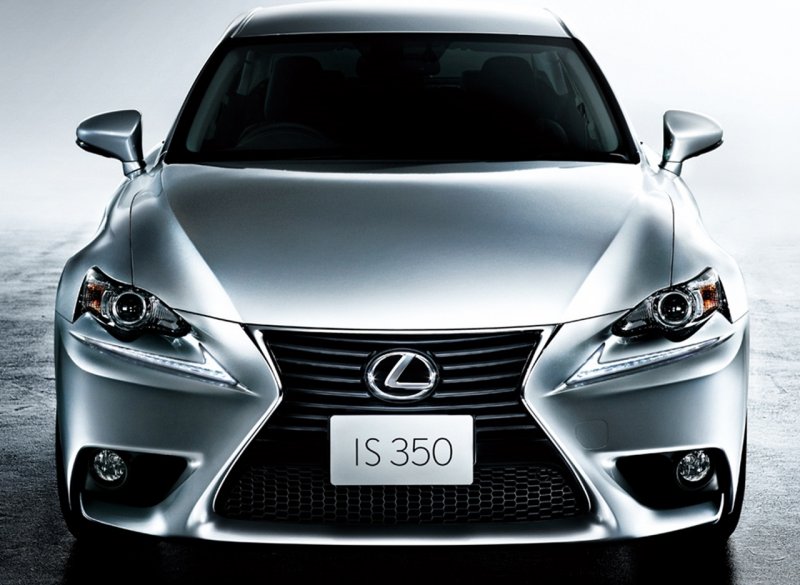 Lexus is 250 вид спереди