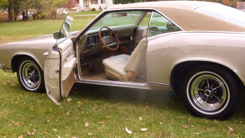 Buick Riviera 1969 сбоку
