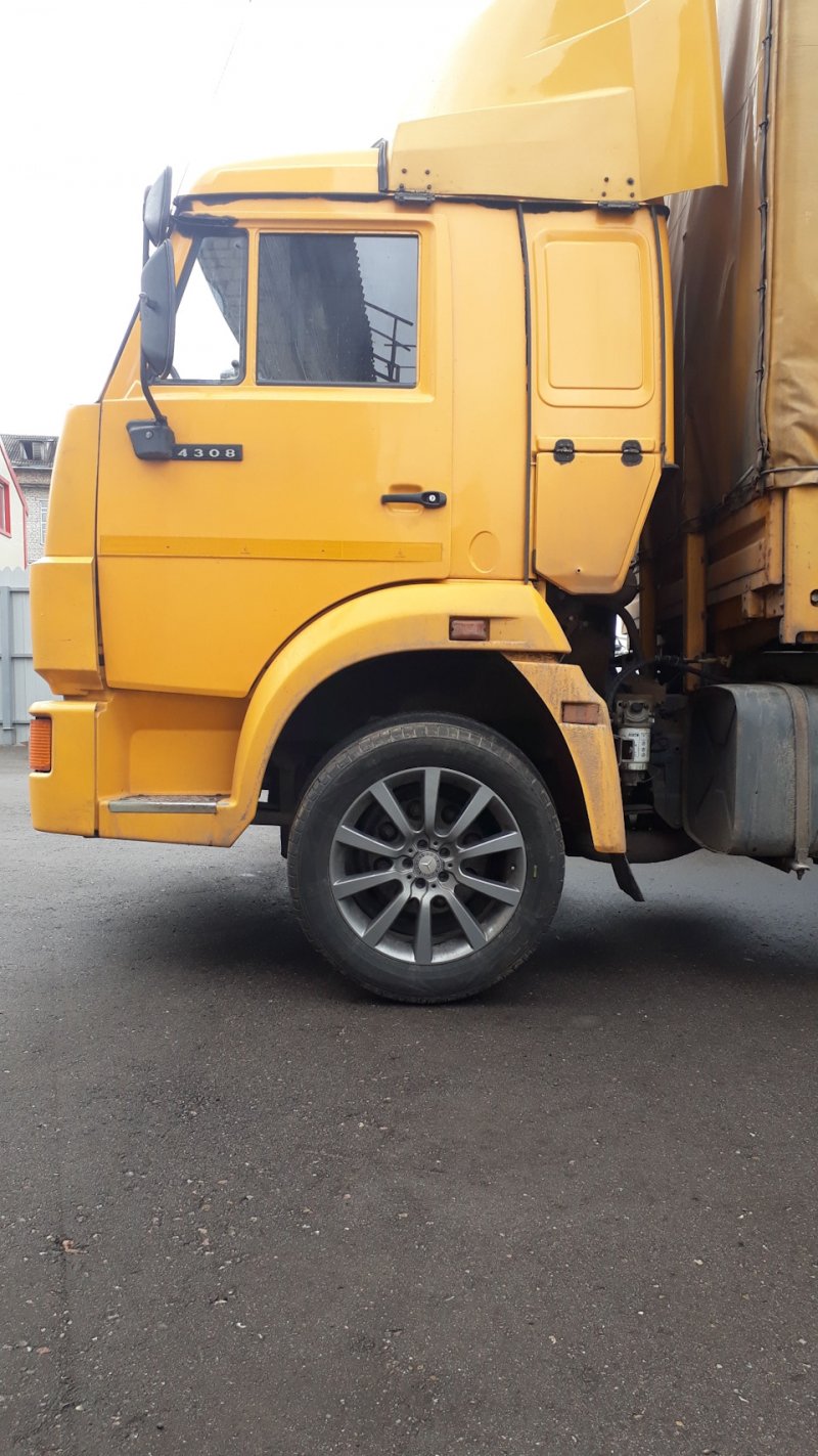 КАМАЗ самосвал 65115 на колпаках