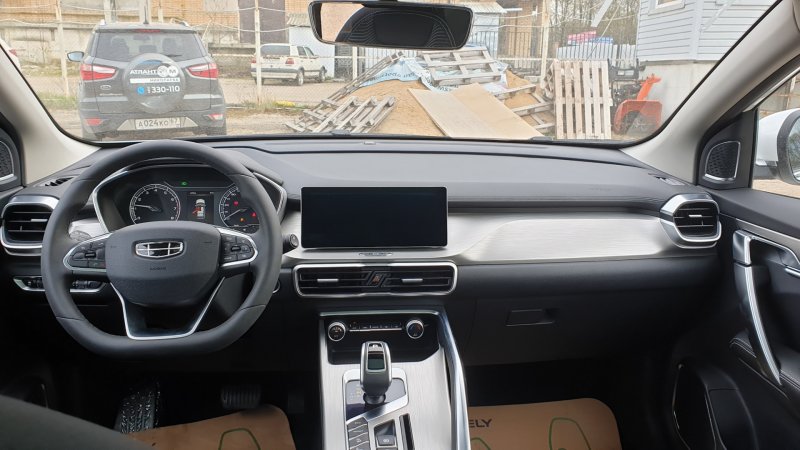 Geely Coolray красный