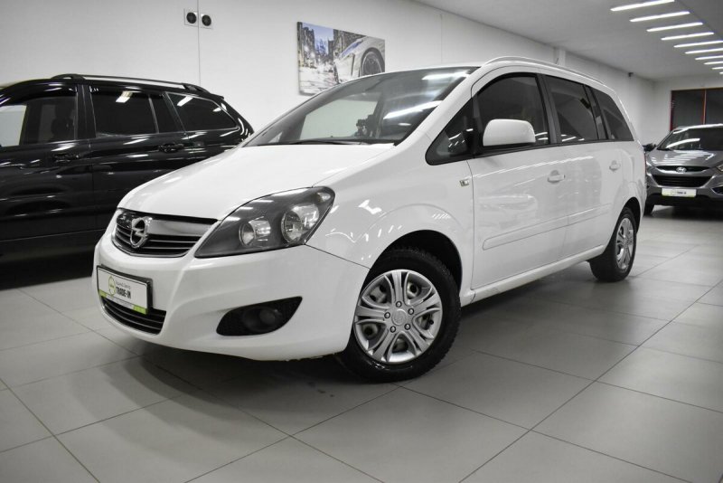 Opel Zafira c 2013 вид сзади