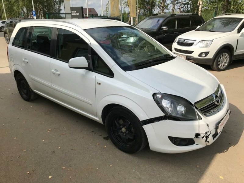 Opel Zafira b 2012 года белый