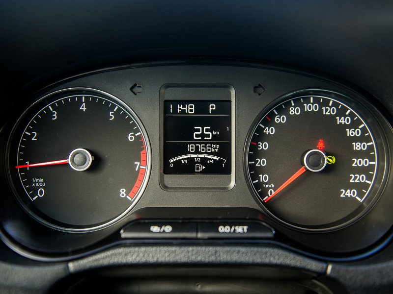 Volkswagen Polo 2015 приборная панель