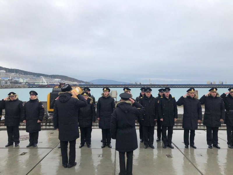 Моряки подшефной подводной лодки в Севастополе