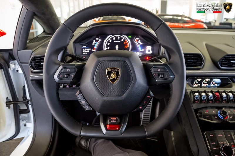Lamborghini Huracan EVO салон