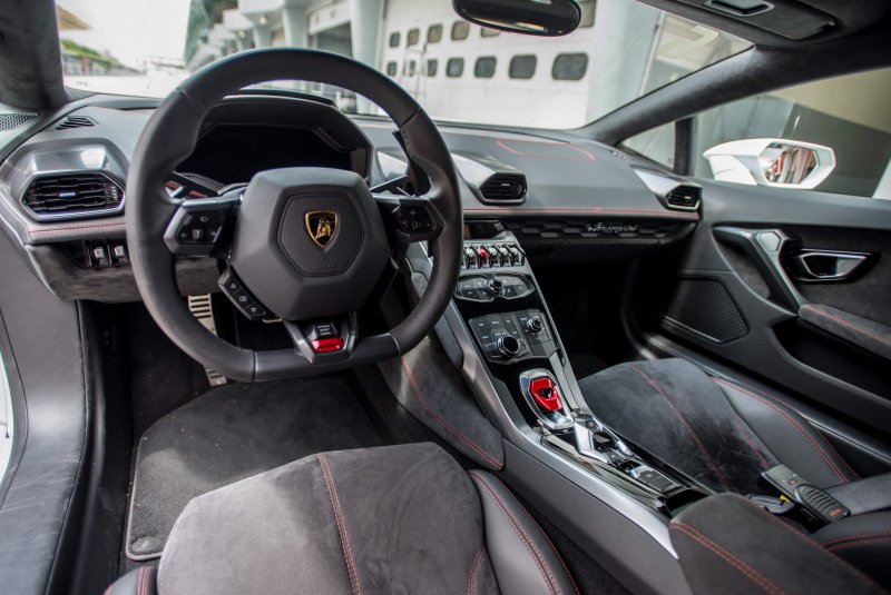 Lamborghini Huracan Spyder 2019 салон