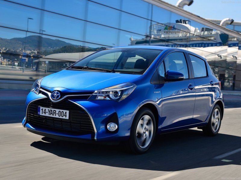 Тойота Yaris 2015