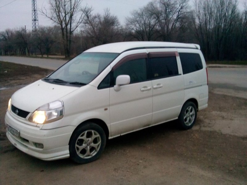 Ниссан Серена 2002 год
