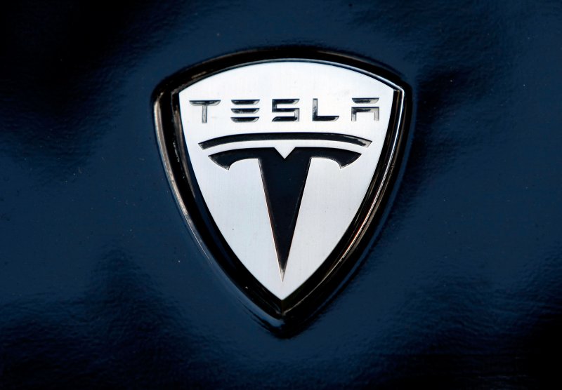 Эмблема автомобиля Tesla