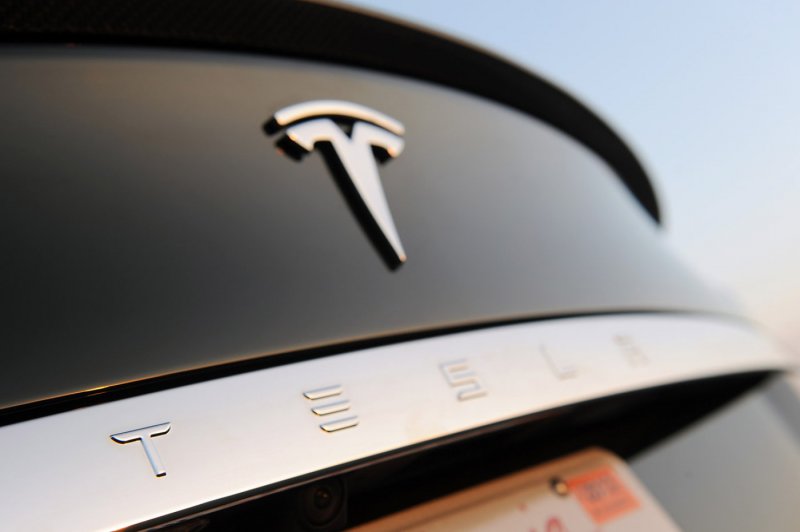 Tesla значок на машине