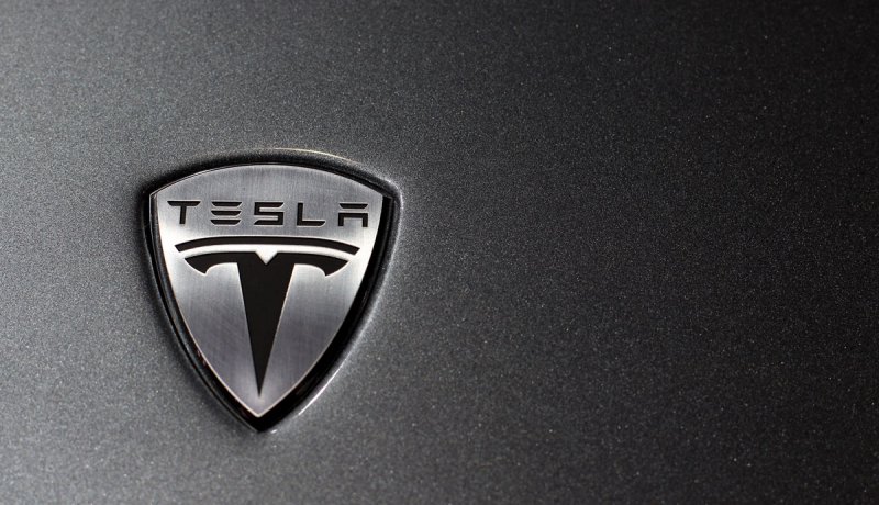 Tesla значок на машине