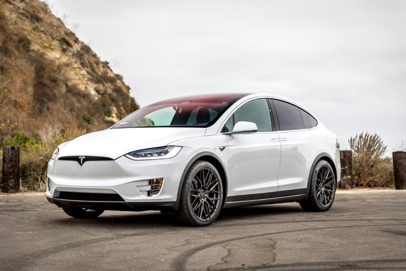 Tesla model x белая