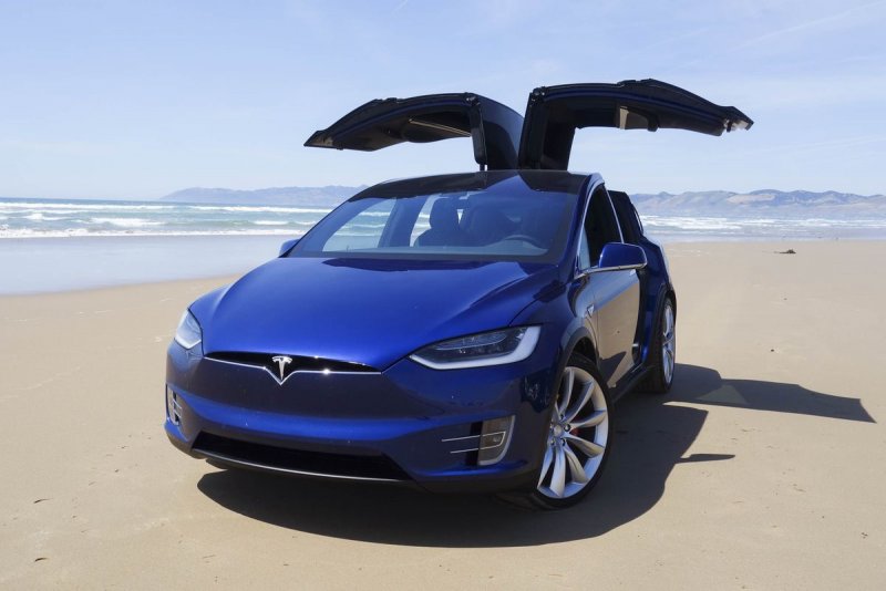 Машина Tesla model x