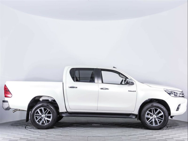 Toyota Hilux VIII белый