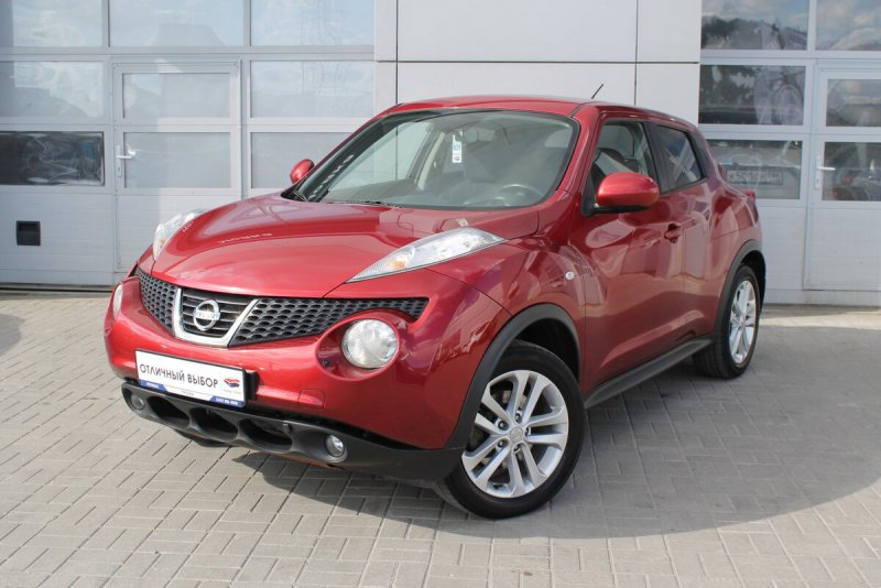 Nissan Juke красный