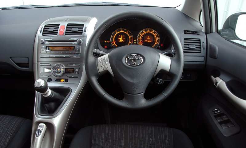 Toyota Auris 2013 салон