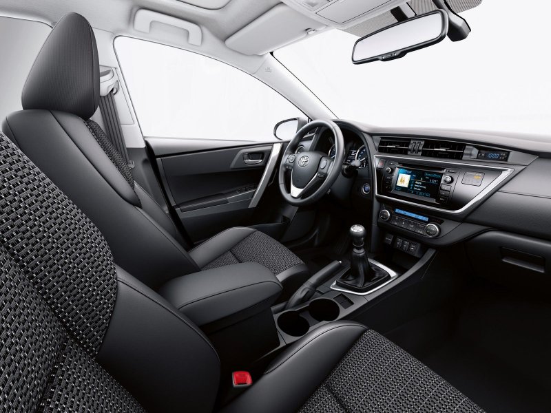 Toyota Auris 2013 салон