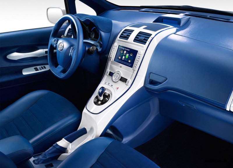 Toyota Auris Hybrid салон
