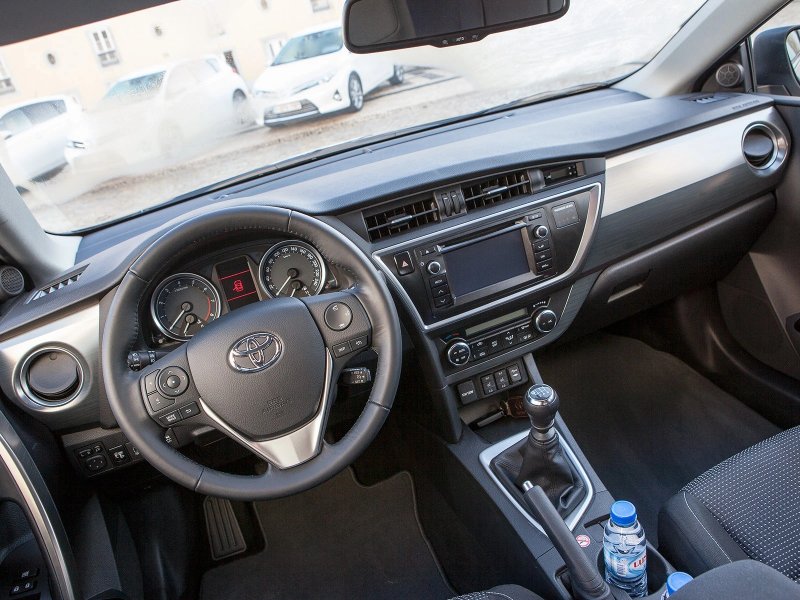 Toyota Auris 2013 салон