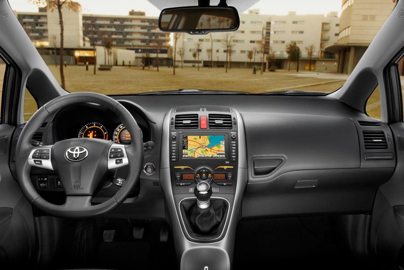Toyota Auris 2010 салон