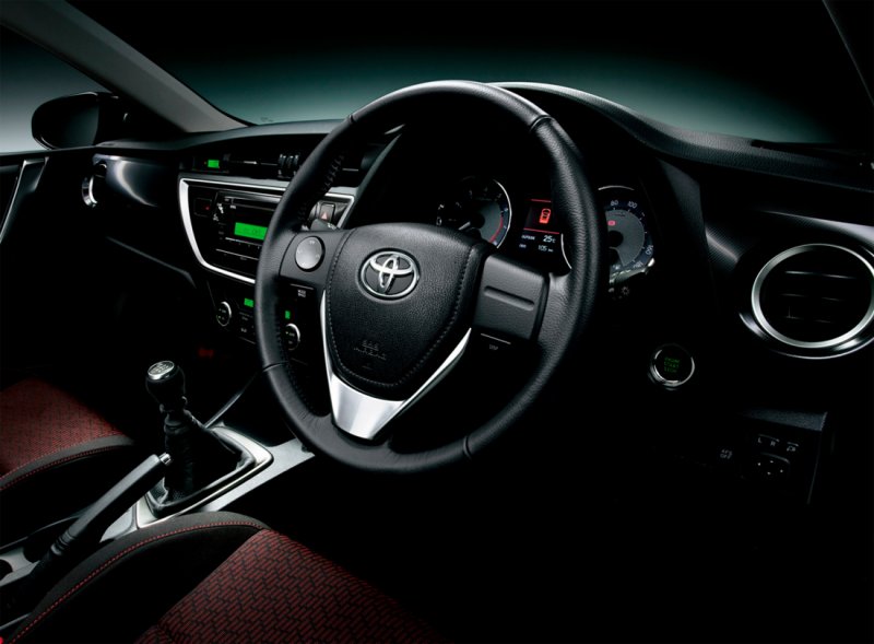 Toyota Auris 2013 салон