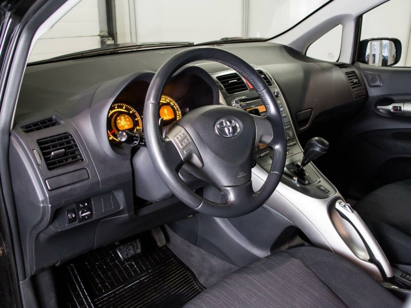Toyota Auris 2008 салон