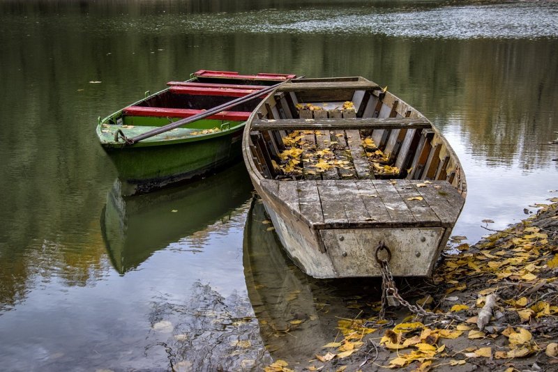 Лодка деревянная на воде