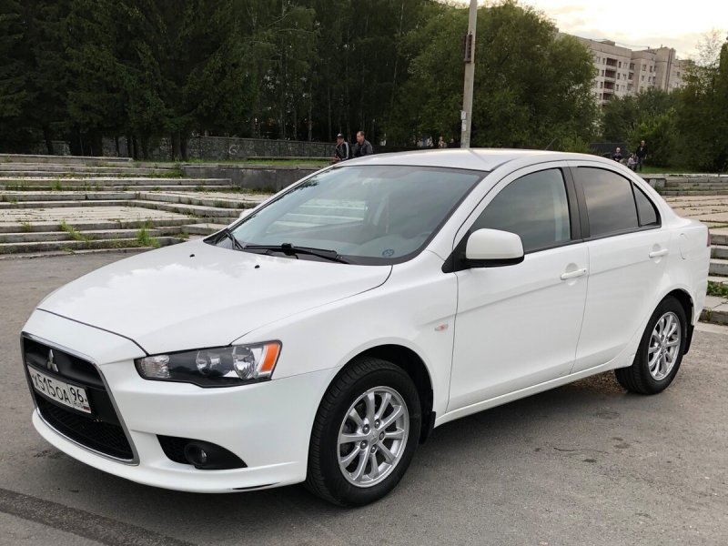 Mitsubishi Lancer 10 белый