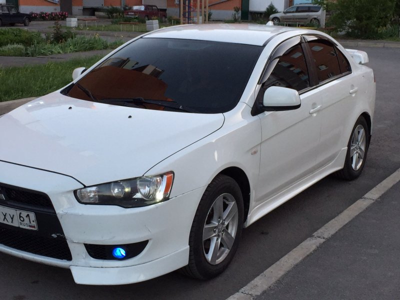 Mitsubishi Lancer Evolution x белый