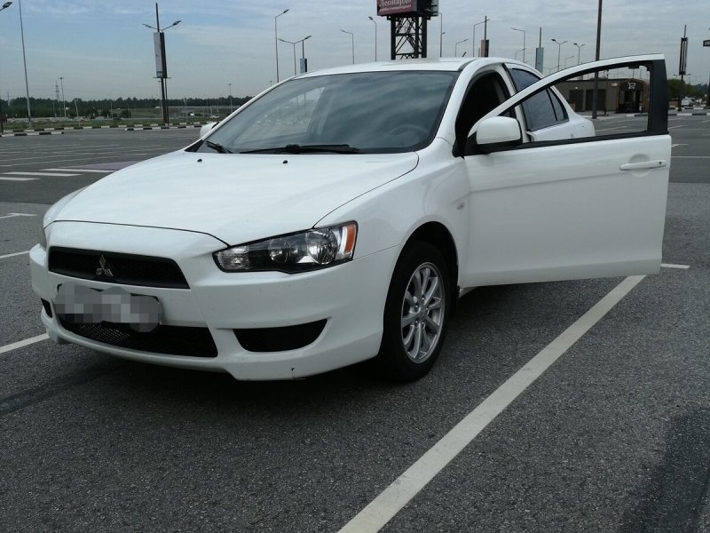 Mitsubishi Lancer Evolution x белый