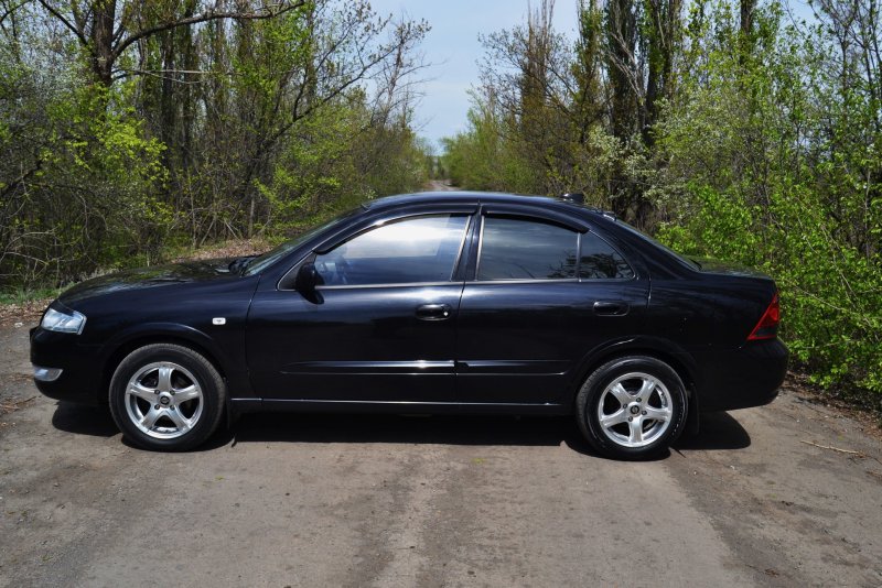 Nissan Almera черная
