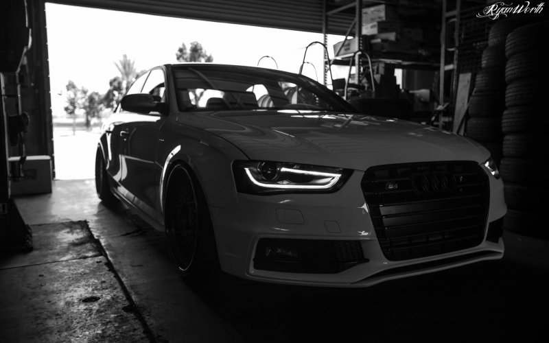 Audi на темном фоне