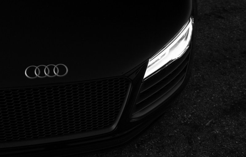 Audi на черном фоне