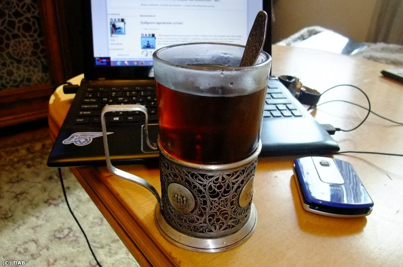 Чай с лимоном в стакане