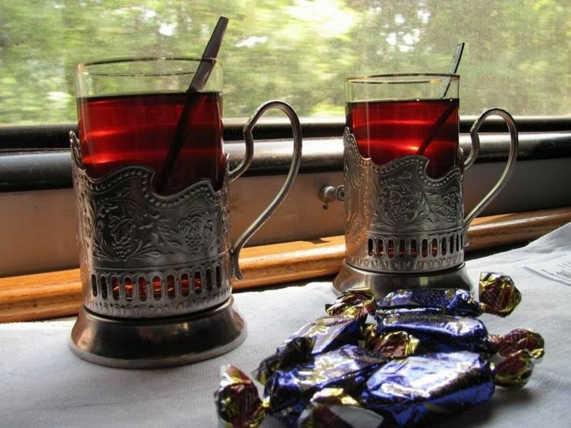 Стакан в подстаканнике в поезде