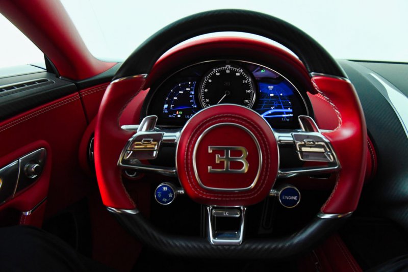 Bugatti Chiron красный салон