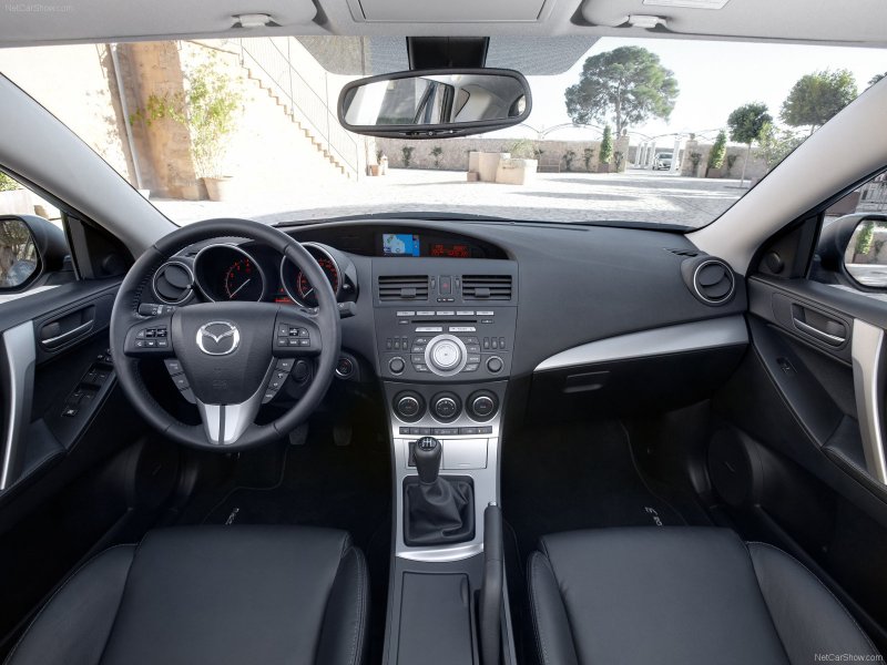 Mazda 3 седан салон
