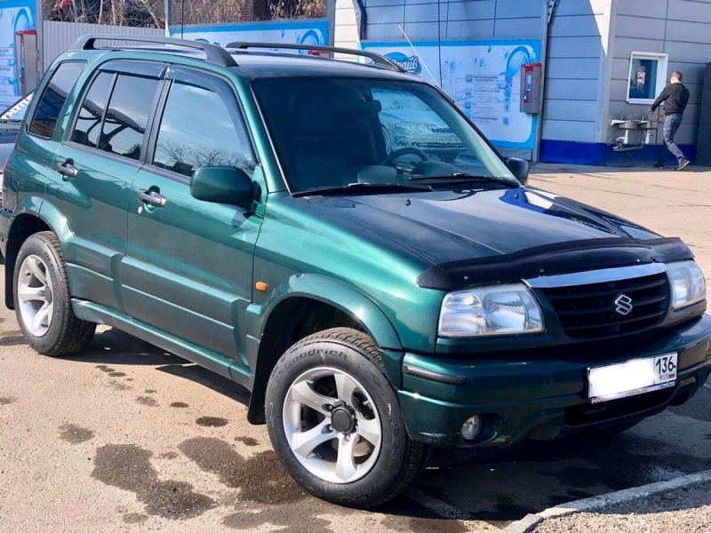 Белый Suzuki Grand Vitara сзади