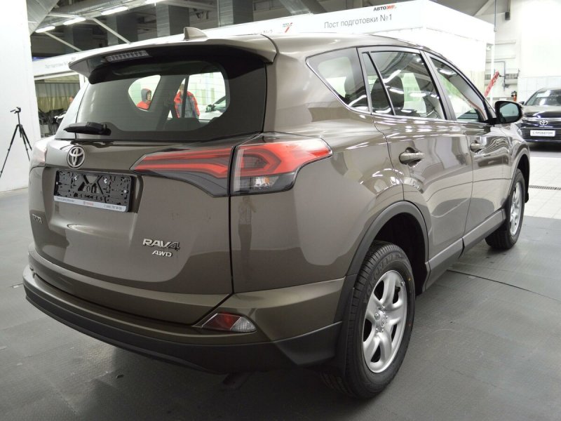 Тойота RAV 4 2008 С горбинкой на капоте