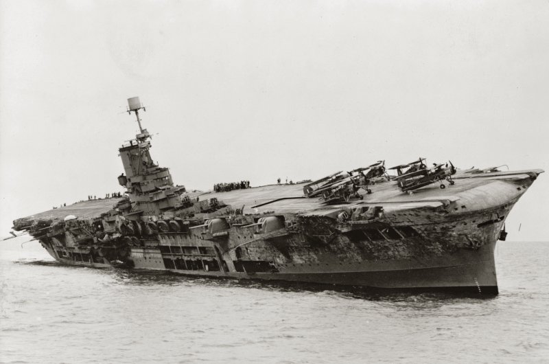 Британский авианосец HMS Ark Royal,