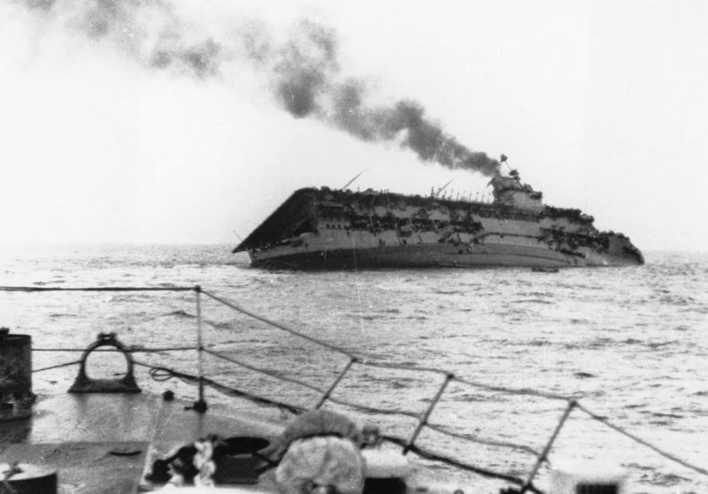 Тонущий авианосец HMS courageous